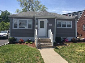 114 Copeland Ave, Unit Groundlevelbasementapt in Lyndhurst, NJ - Building Photo