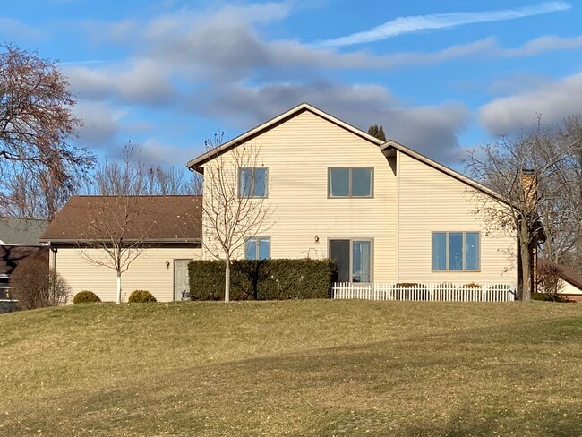 150 Fairway Ct in Onalaska, WI - Building Photo - Building Photo