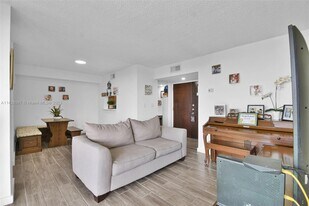 11800 SW 18th St in Miami, FL - Building Photo