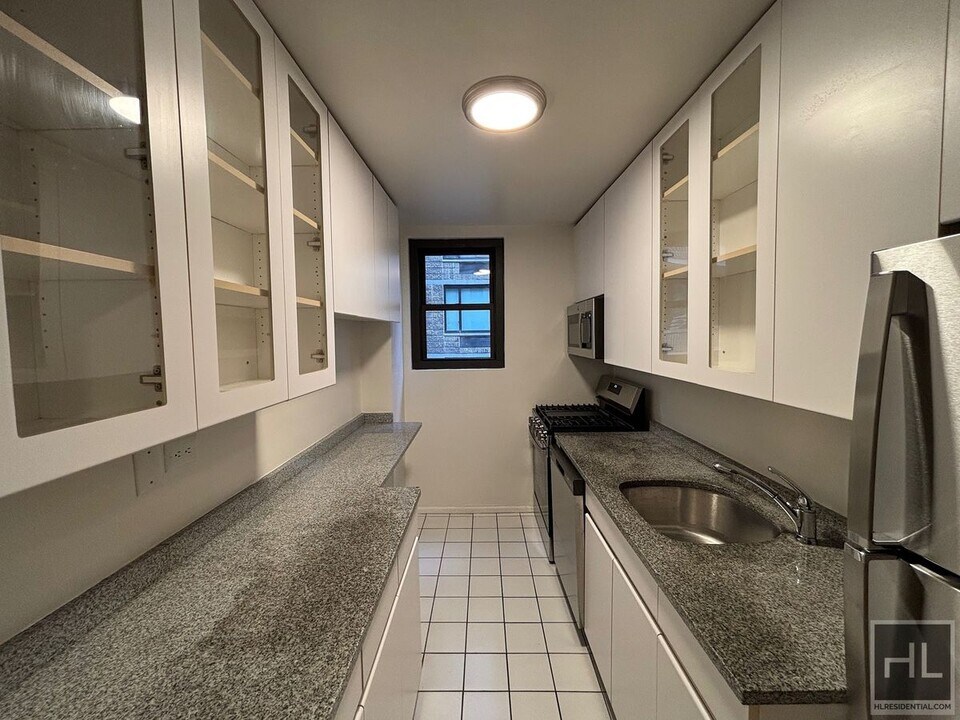 EAST 49 STREET in New York, NY - Building Photo