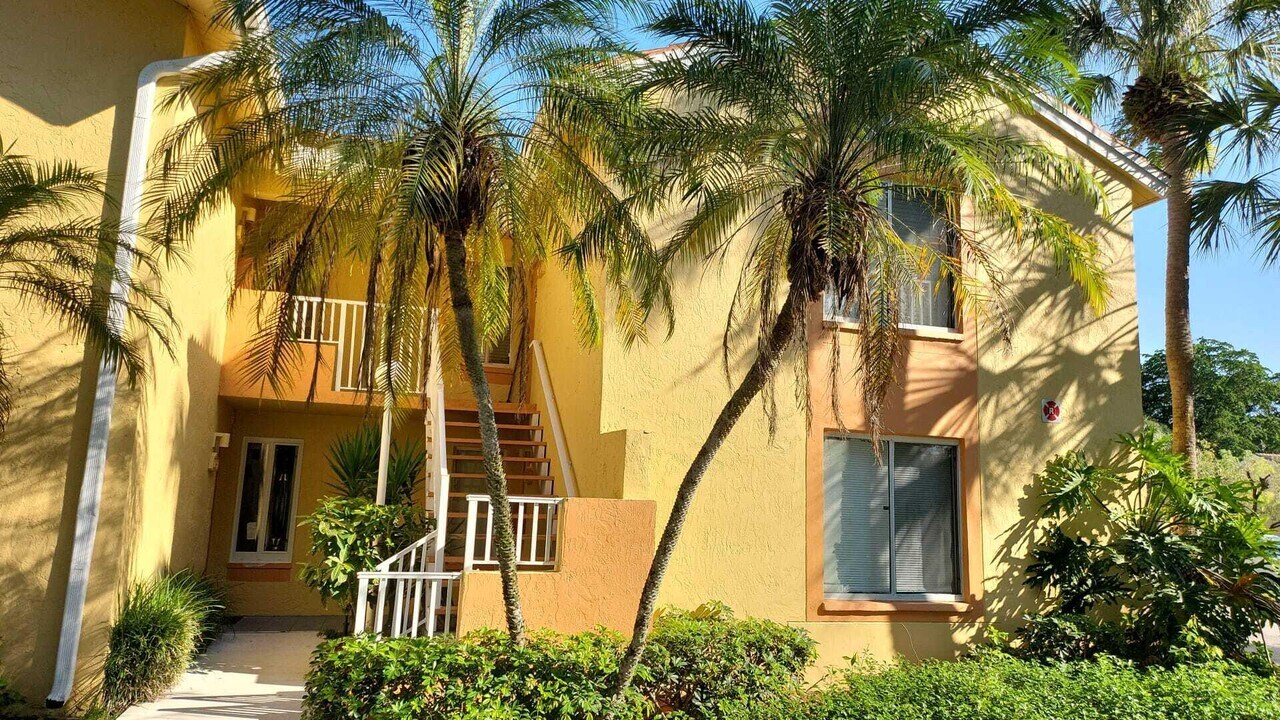 1138 Coral Club Dr in Coral Springs, FL - Building Photo