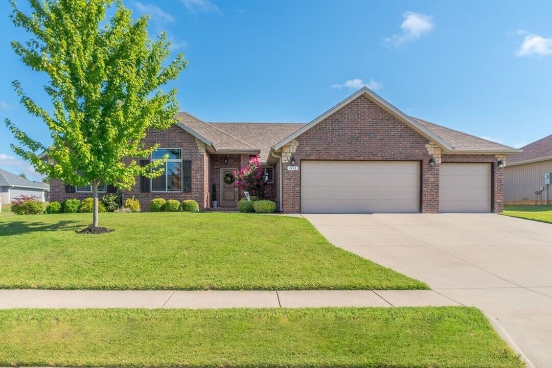 4443 Somerset Dr in Battlefield, MO - Foto de edificio