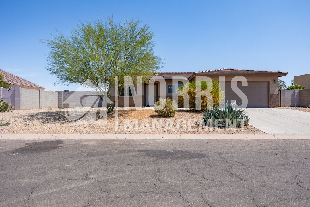 11730 W Obregon Dr in Arizona City, AZ - Building Photo