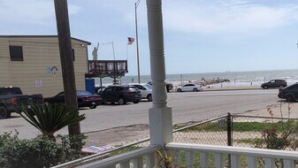 2411 30th St in Galveston, TX - Building Photo