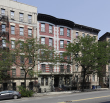 943 St Nicholas Ave in New York, NY - Building Photo