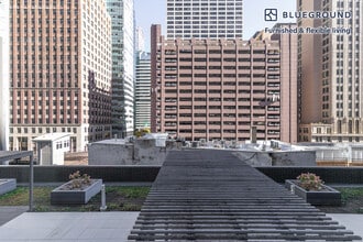 215 W Lake St in Chicago, IL - Foto de edificio - Building Photo