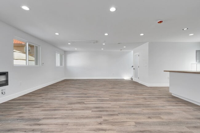 11613 Burbank Blvd in Los Angeles, CA - Building Photo - Building Photo