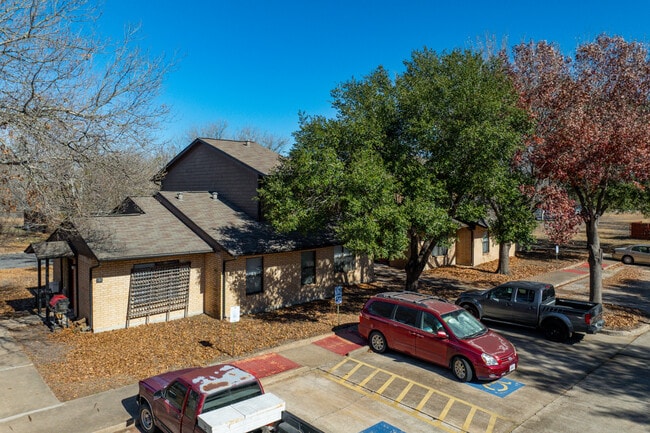 Whispering Oaks Apartments in Lockhart, TX - Building Photo - Building Photo