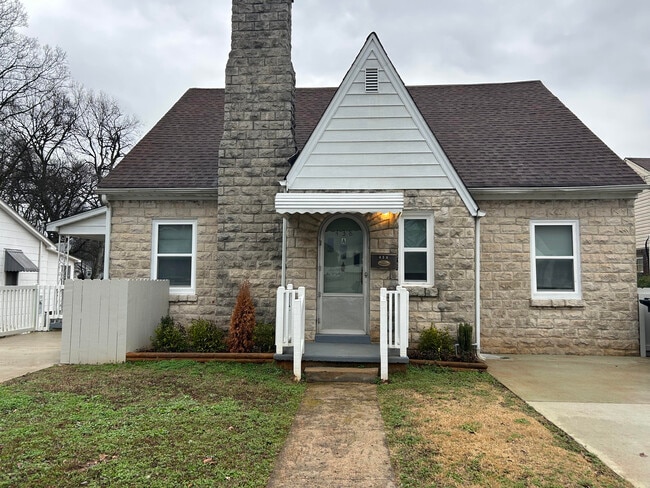 438 N Cypress St, Unit A in Florence, AL - Foto de edificio - Building Photo