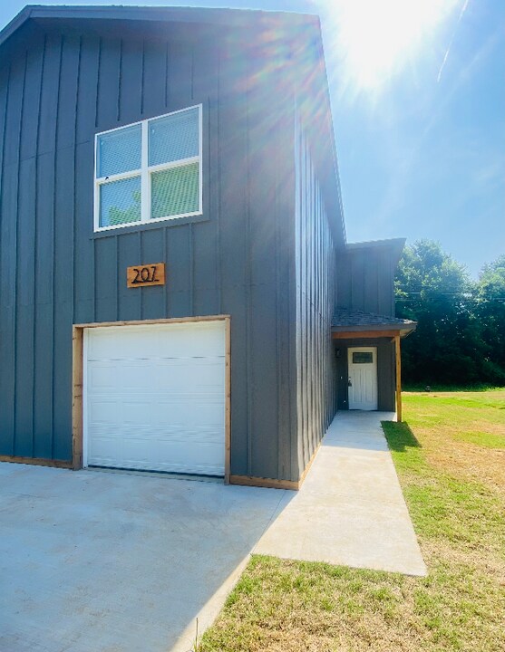 207 S Fairland Ave in Coweta, OK - Building Photo