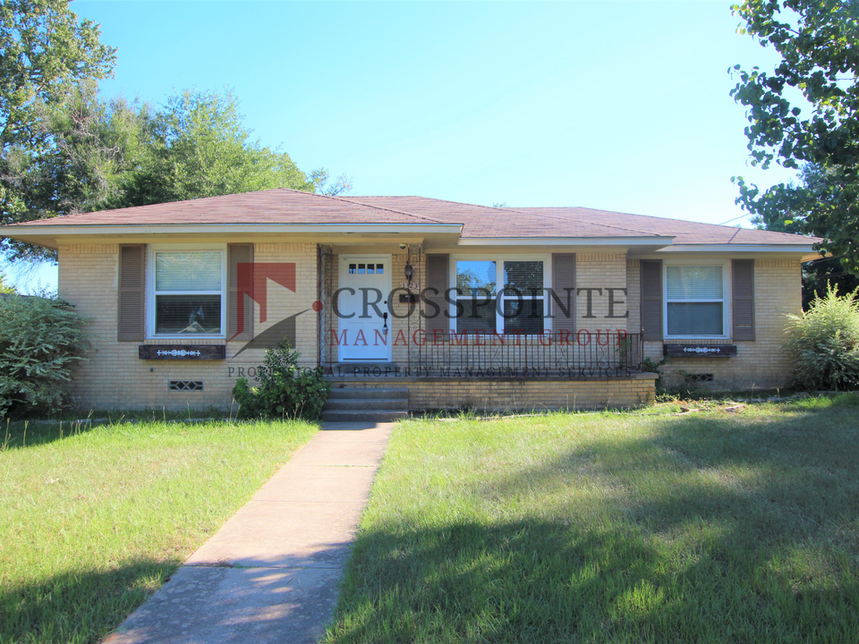 1323 Sunset Dr in Tyler, TX - Building Photo