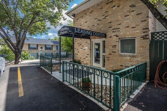 Hillside Chateau Apartments in Huntsville, TX - Foto de edificio - Building Photo