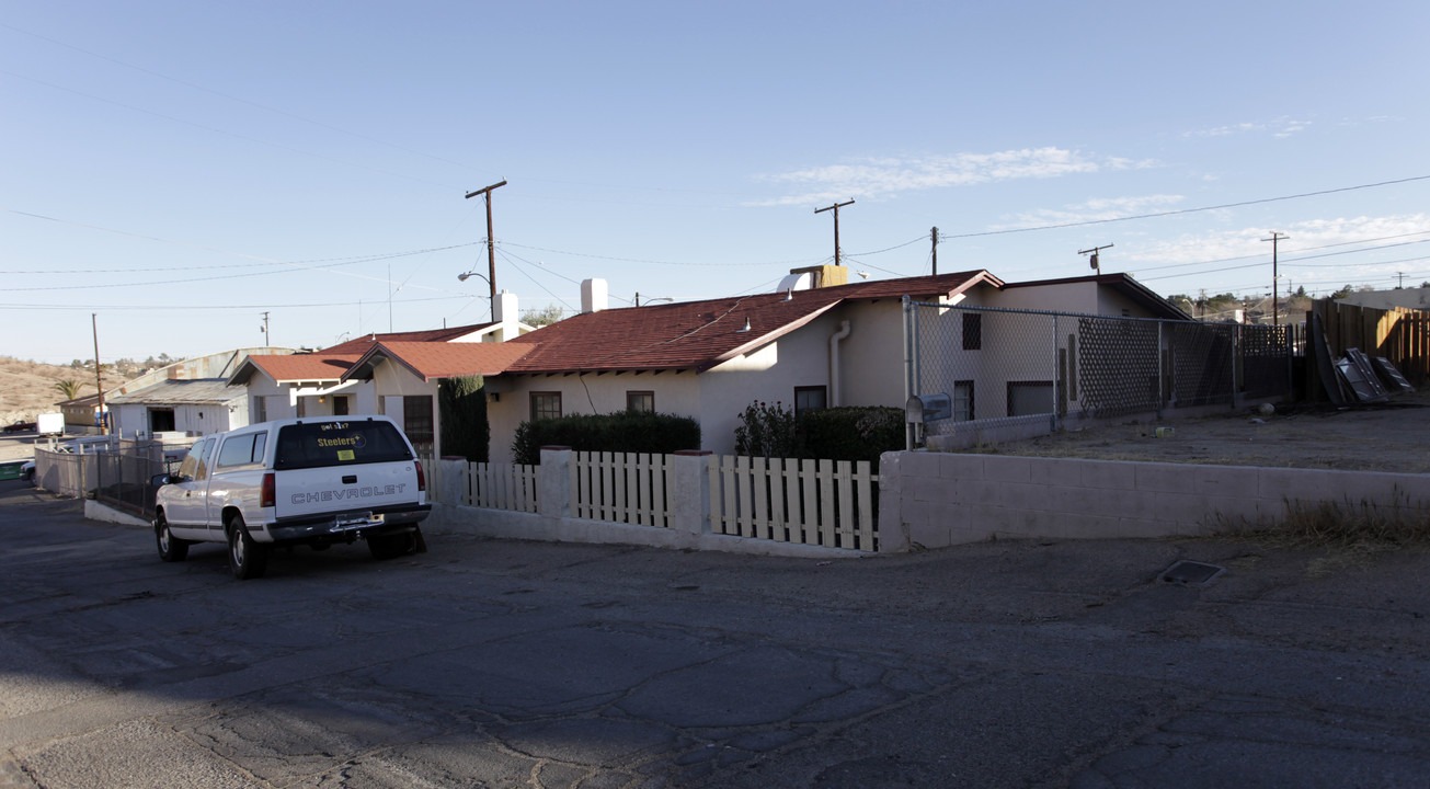 108-112 W White St in Barstow, CA - Building Photo