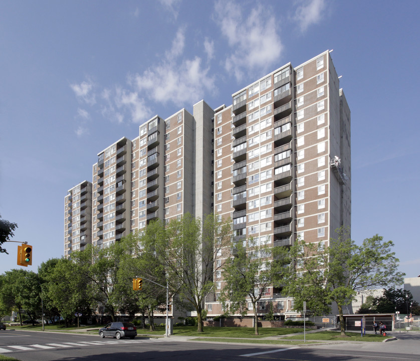 Queenscourt in Toronto, ON - Building Photo