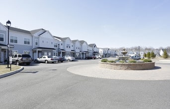 Highland Green Residences in Melville, NY - Building Photo - Building Photo