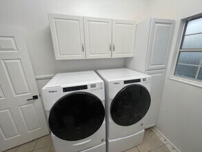 221 E Nicoletti Dr, Unit 221 in Midvale, UT - Foto de edificio - Building Photo