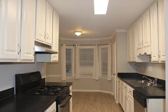 Room in Townhome on Oaks Pkwy SE in Smyrna, GA - Building Photo - Building Photo