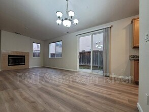 8143 Crystal Walk Cir in Elk Grove, CA - Building Photo - Building Photo