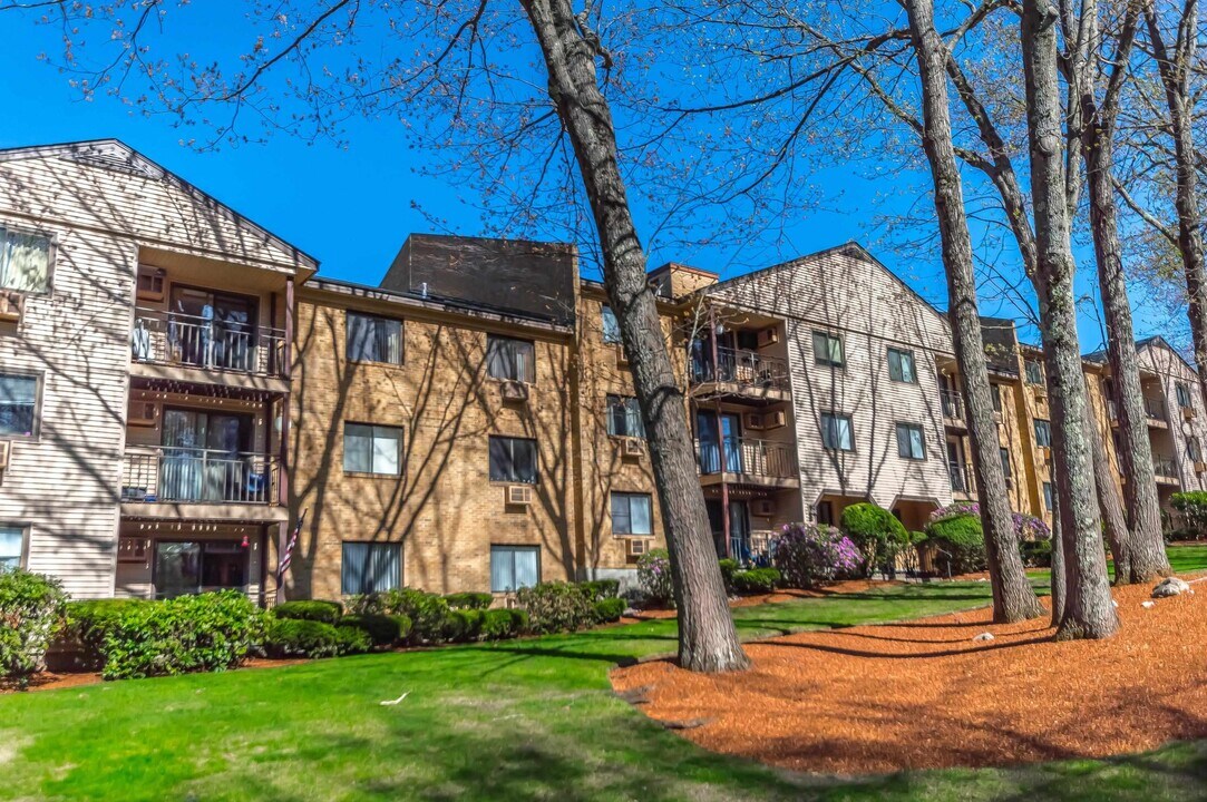 23 Country Club Dr in Manchester, NH - Building Photo