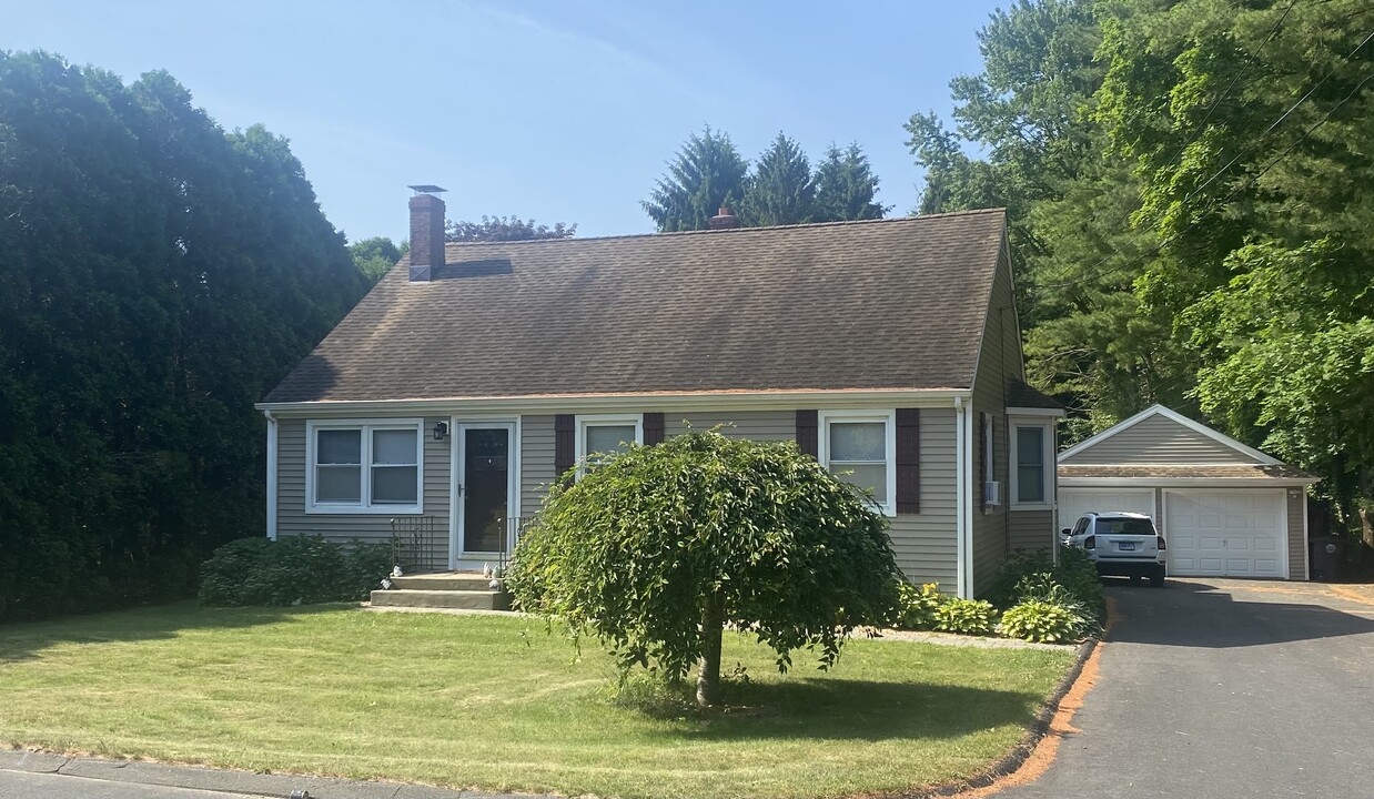 94 Brewster Rd in Milford, CT - Building Photo