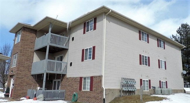 1040 Duchess Dr-Unit -UNIT 12 in Solon, IA - Building Photo - Building Photo
