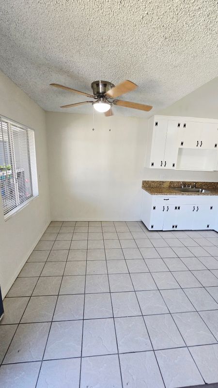 1210 W Stoneridge Ct in Ontario, CA - Foto de edificio - Building Photo