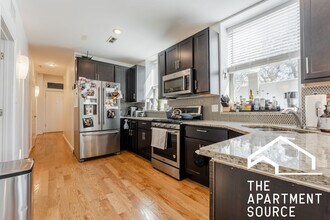 1806 W Grand Ave, Unit 2 in Chicago, IL - Foto de edificio - Building Photo