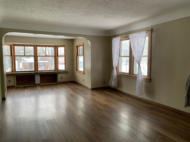 560 Hassan St SE in Hutchinson, MN - Building Photo - Building Photo