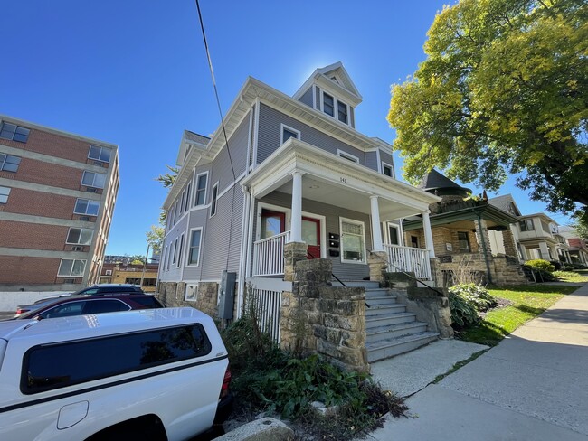 141 E Gorham St, Unit 1 in Madison, WI - Foto de edificio - Building Photo