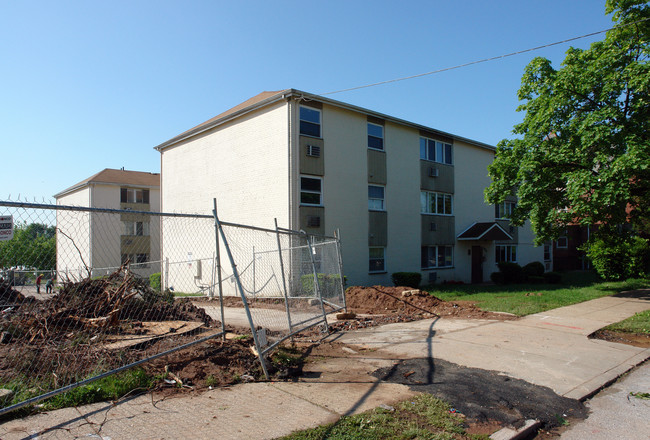 Town & Country Apartments in Norristown, PA - Building Photo - Building Photo