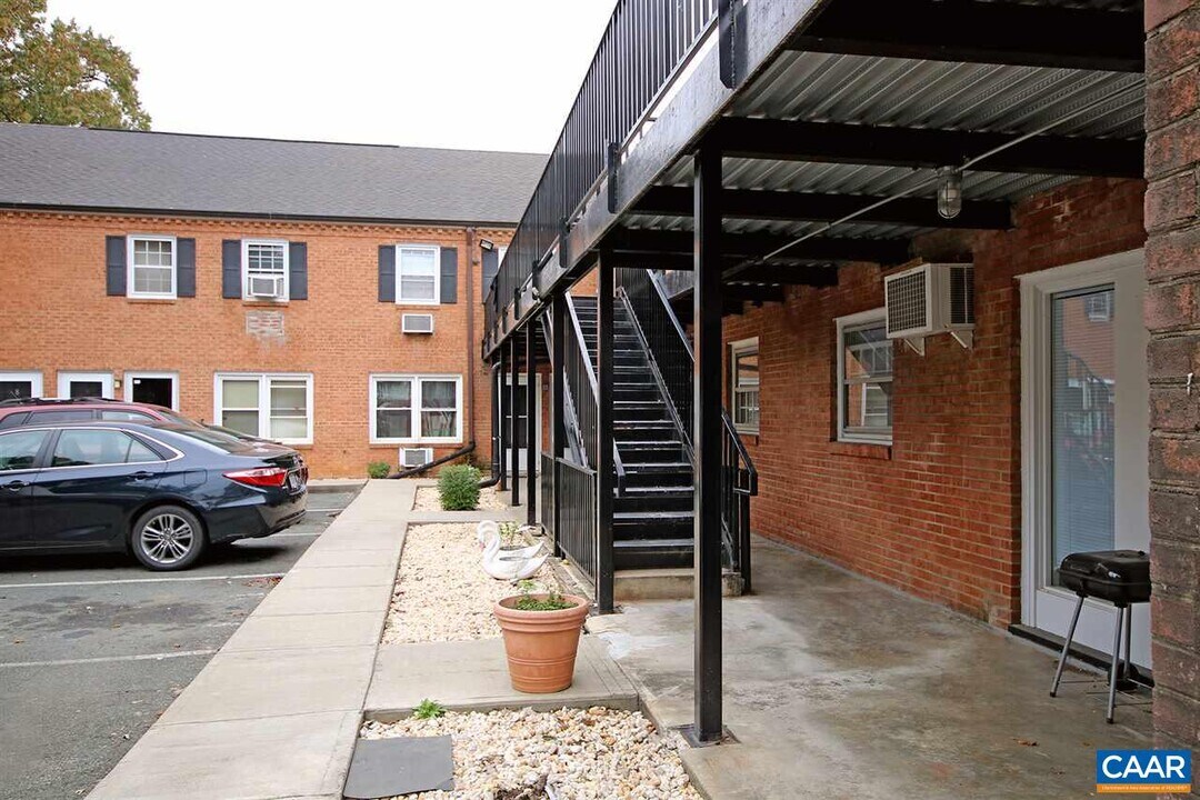 2114 Ivy Rd-Unit -9 in Charlottesville, VA - Building Photo