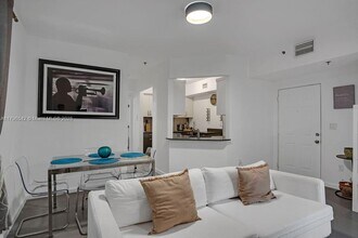 747 Michigan Ave, Unit 202 in Miami Beach, FL - Building Photo - Building Photo