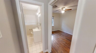 11314 Courtshire Dr-Unit -2 in Houston, TX - Building Photo - Building Photo