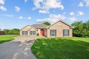1071 N Maple St in Muenster, TX - Building Photo