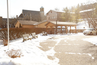 West Gate Manor in Monessen, PA - Foto de edificio - Building Photo