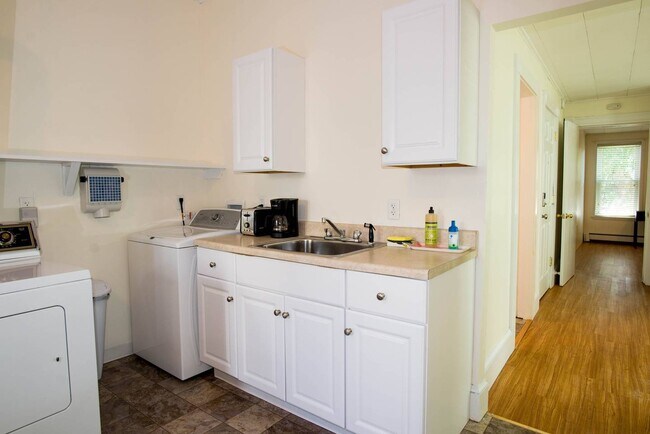 42 Everett St, Unit 1 in Boston, MA - Foto de edificio - Building Photo
