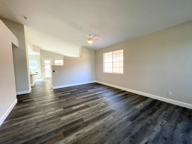 1249 Bernardo Ave in Escondido, CA - Foto de edificio - Building Photo