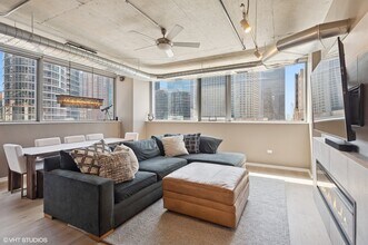 240 E Illinois St, Unit 607 in Chicago, IL - Foto de edificio - Building Photo