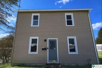 221 Oak St in Pen Argyl, PA - Building Photo - Building Photo