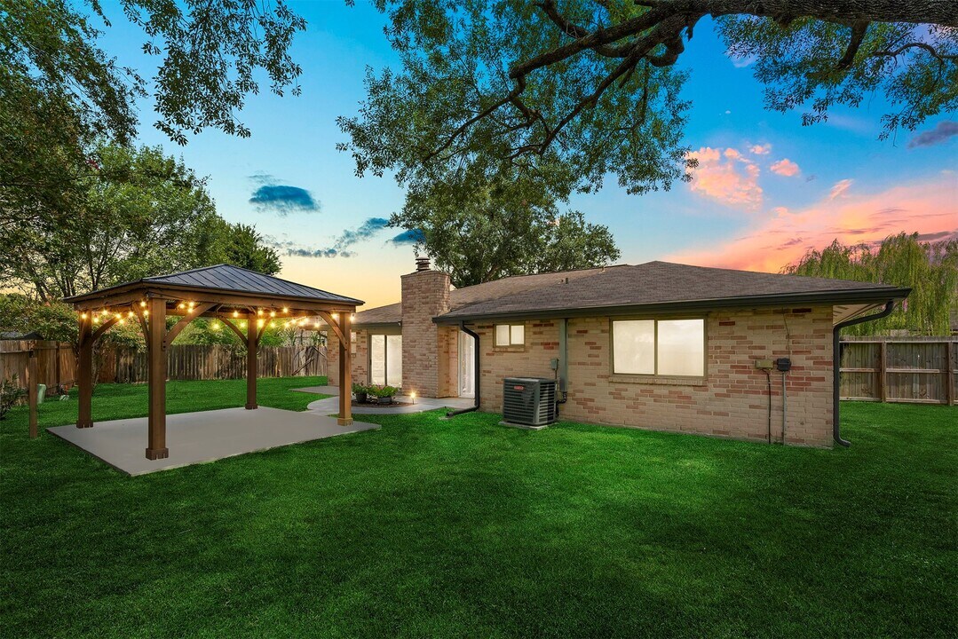 7815 Lamppost Ct in Houston, TX - Building Photo