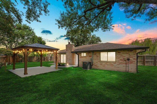 property at 7815 Lamppost Ct