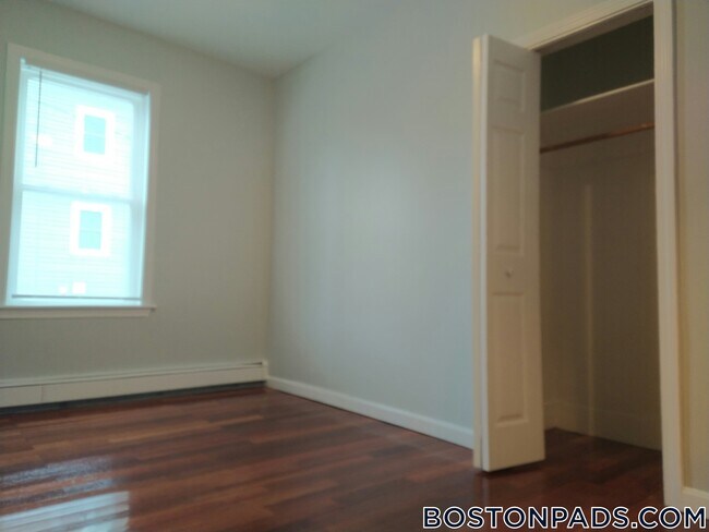 108 Boston St in Boston, MA - Building Photo - Building Photo