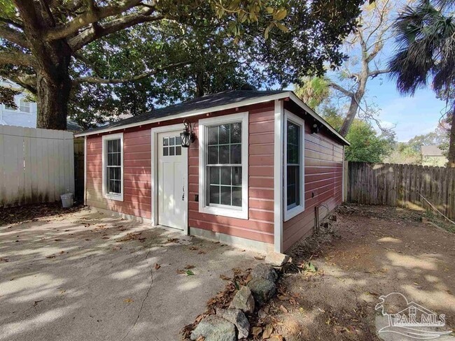 property at 6 W De Soto St