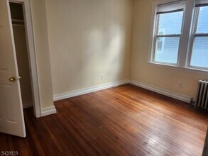 313 Leslie St in Newark, NJ - Building Photo - Building Photo