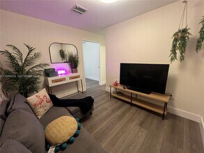 3102 SW 10th St in Miami, FL - Foto de edificio - Building Photo