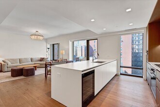 200 E 21st St in New York, NY - Building Photo - Building Photo