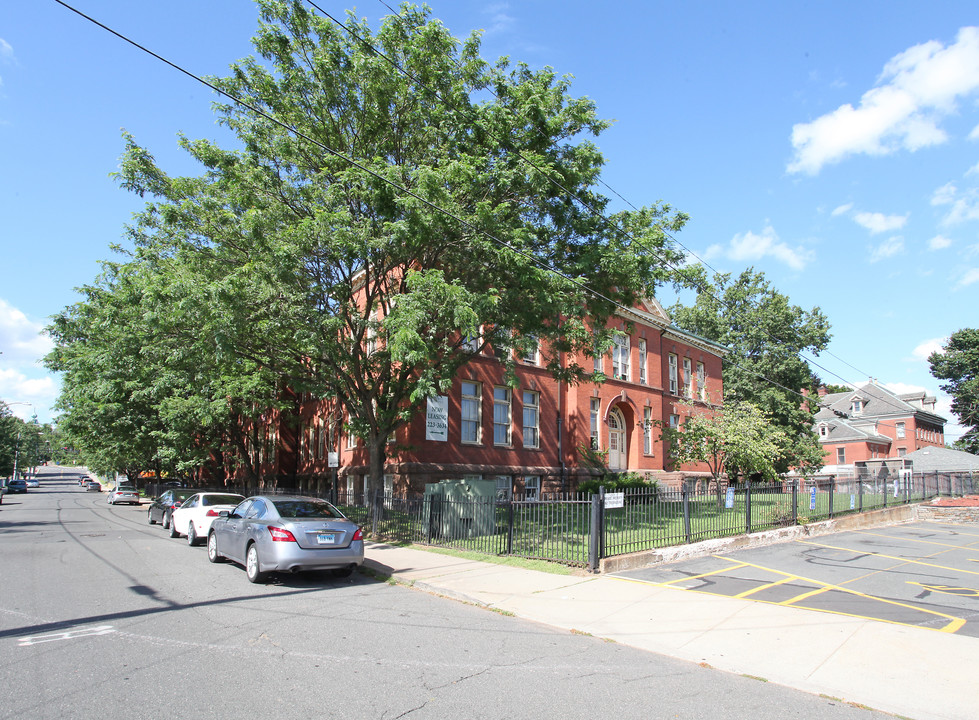 St Mary's Residence Apartments in New Britain, CT - Foto de edificio