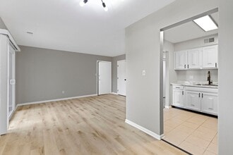 The Cedars Apartment Homes in Indianapolis, IN - Foto de edificio - Building Photo