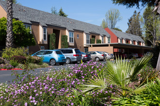 Carriage House in Fremont, CA - Foto de edificio - Building Photo