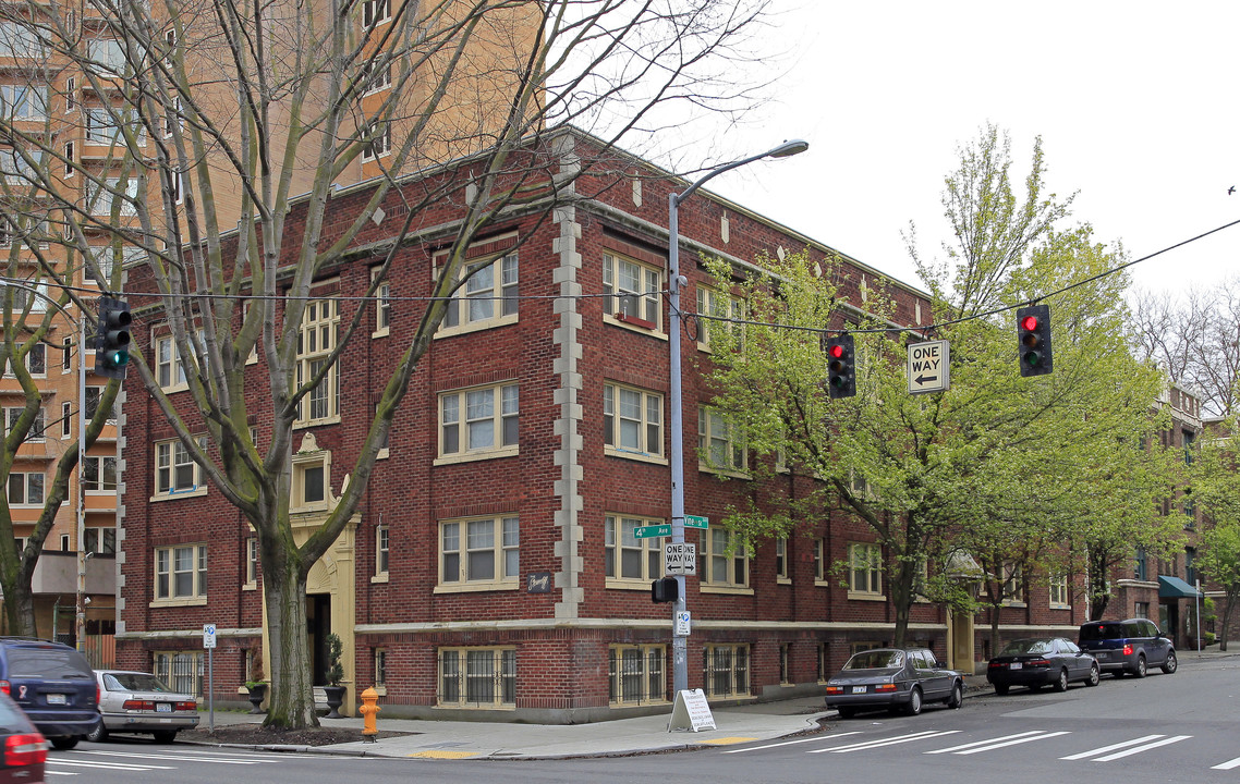 Stonecliff Apartments in Seattle, WA - Building Photo